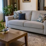 مبل پارچه ای در فضای نشیمن خانه؛ نمونه ای از شستشوی دوره ای مبل و نگهداری منظم آن