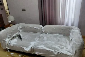 جزئیات لکه رنگ آبی روی پارچه مبل کرمی خاکستری در شهرک اکباتان